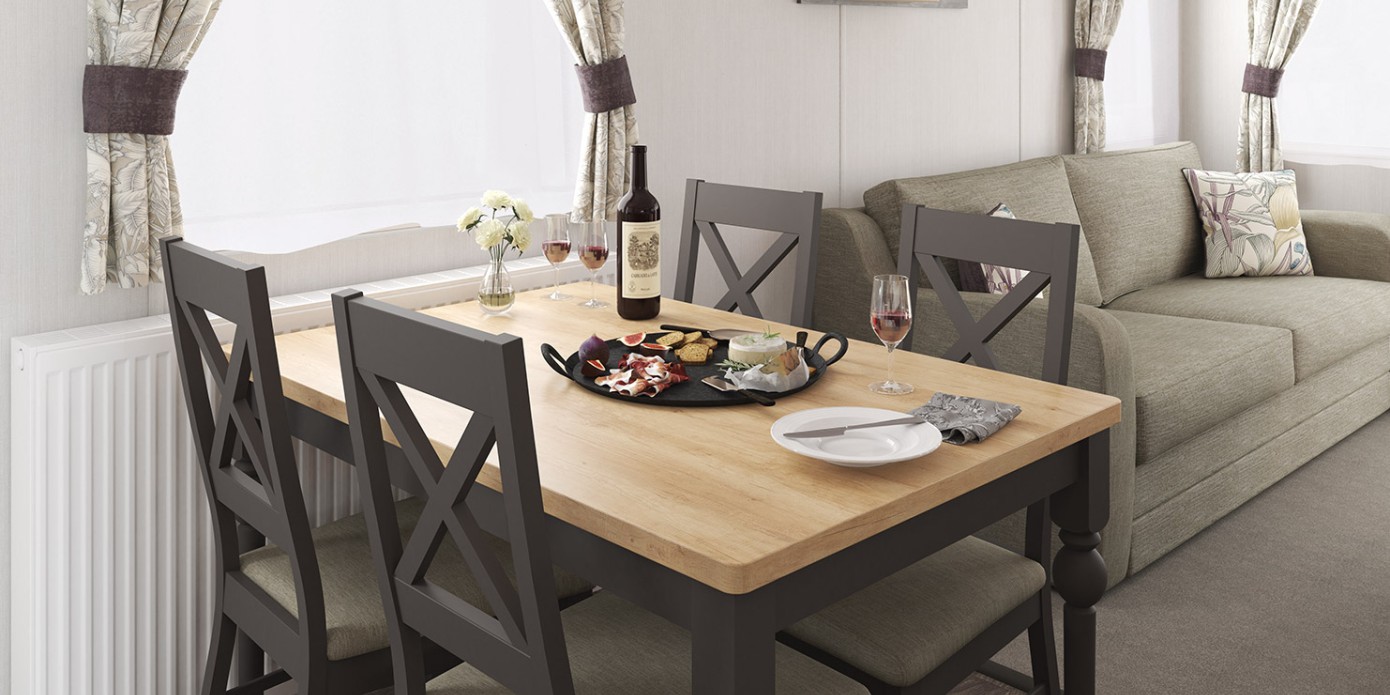 dining table of the Swift bordeaux