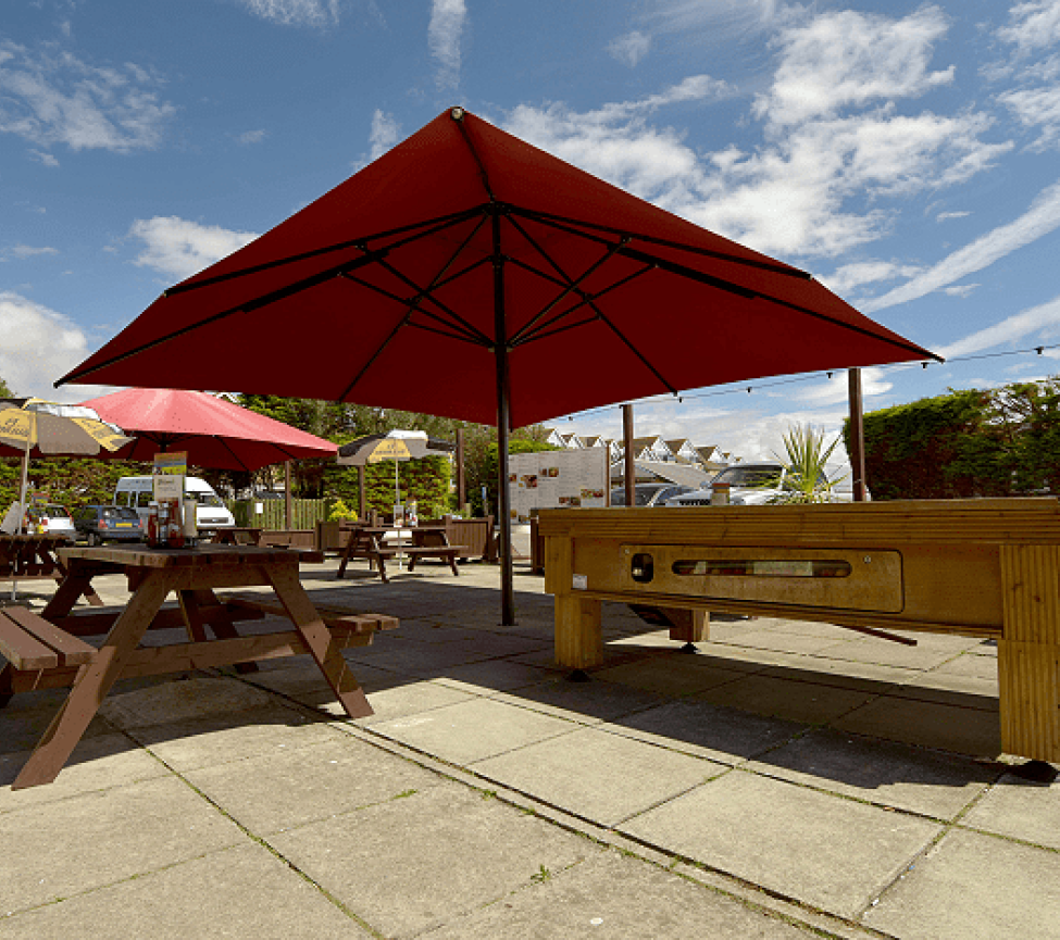 outdoor eating area on the holiday park