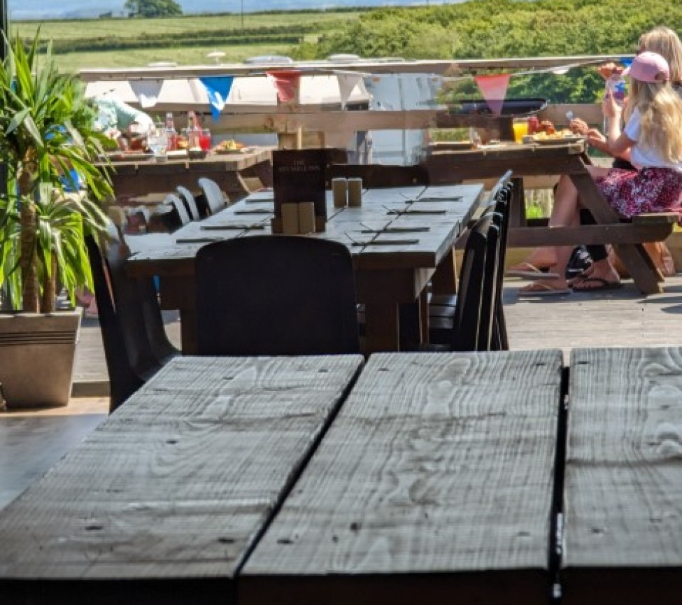 outside drinks at Chelsfield Farm Holiday Park