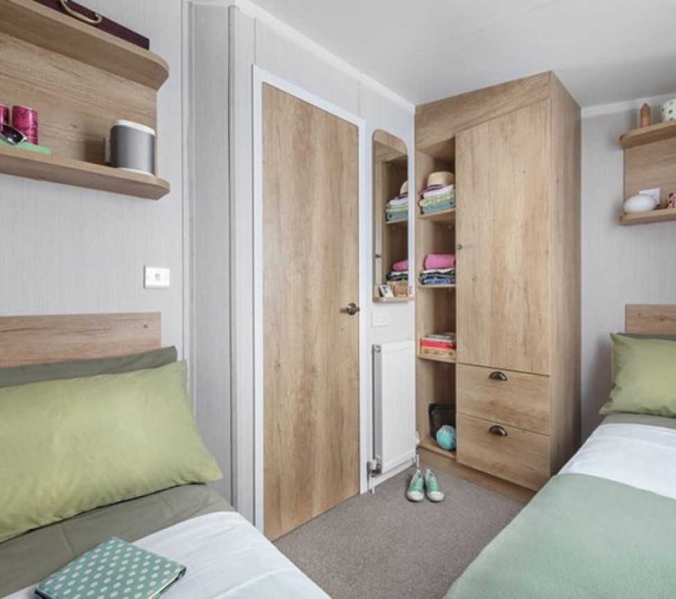 The twin bedroom of the Swift Burgundy